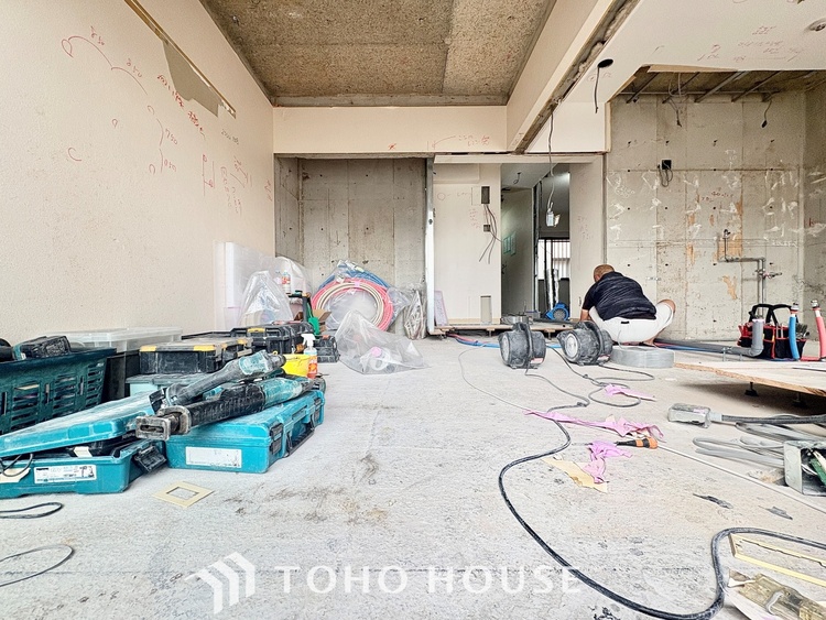 内装 【改装中】舞い込んでくる風が優しく躍り、室内に爽やかな空気を運んでくる。