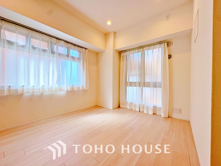 内装 使いやすく、明るい洋室に仕上がります。子供部屋や趣味のお部屋にご利用できます。ご自身で家具などを配置し、素敵な空間を創り上げられます。