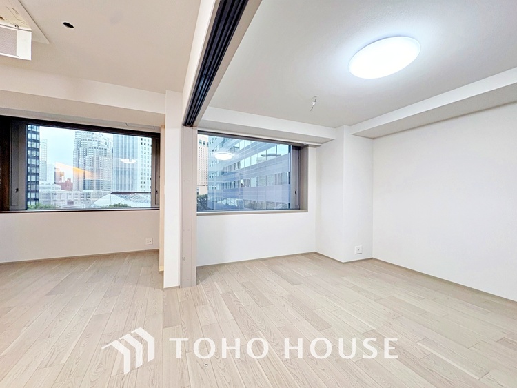 内装 使いやすく、明るい洋室に仕上がります。子供部屋や趣味のお部屋にご利用できます。ご自身で家具などを配置し、素敵な空間を創り上げられます。