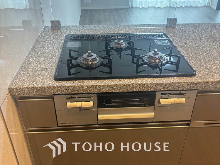 キッチン 【KITCHEN】◆開放的◆後片付けが楽なシステムキッチン。収納スペースの充実！