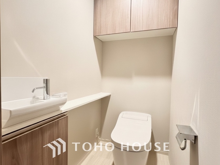 トイレ 【RESTROOM】ホワイト調のクロスと温もり溢れるモダンカラーの床材が見事に調和した本邸宅は、毎日の生活を少しでも快適に過ごして頂ける様に落ち着いた雰囲気作りから行っています。