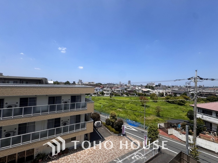 その他 【BALCONY】◆BLUE SKY◆自然の心地よさに包まれる。大開口の外に広がるのは爽やかな青空。