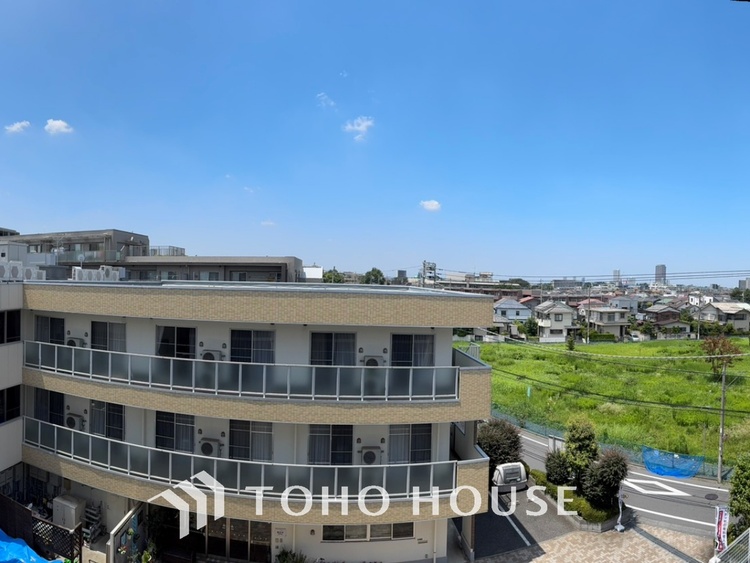 その他 【BALCONY】◆BLUE SKY◆自然の心地よさに包まれる。大開口の外に広がるのは爽やかな青空。