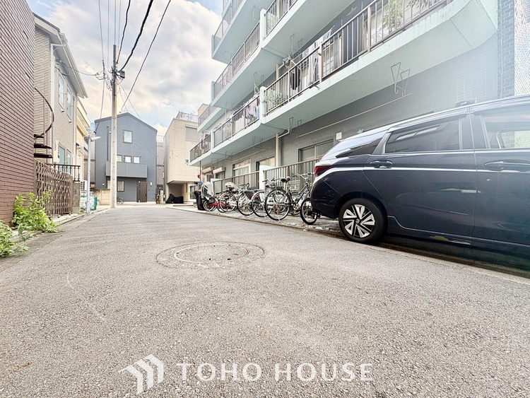 エントランス 【ENTRANCE】◆家族◆家で家族と過ごす時間は限られている。帰りを待つ家族の元へと急ぐときの弾む思い。そんな思いを引き立てる邸宅。
