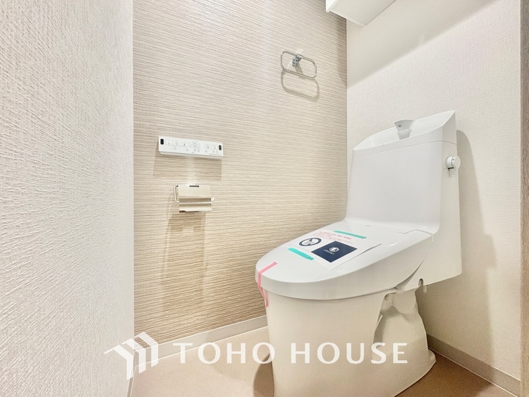 トイレ 【RESTROOM】ホワイト調のクロスと温もり溢れるモダンカラーの床材が見事に調和した本邸宅は、毎日の生活を少しでも快適に過ごして頂ける様に落ち着いた雰囲気作りから行っています。
