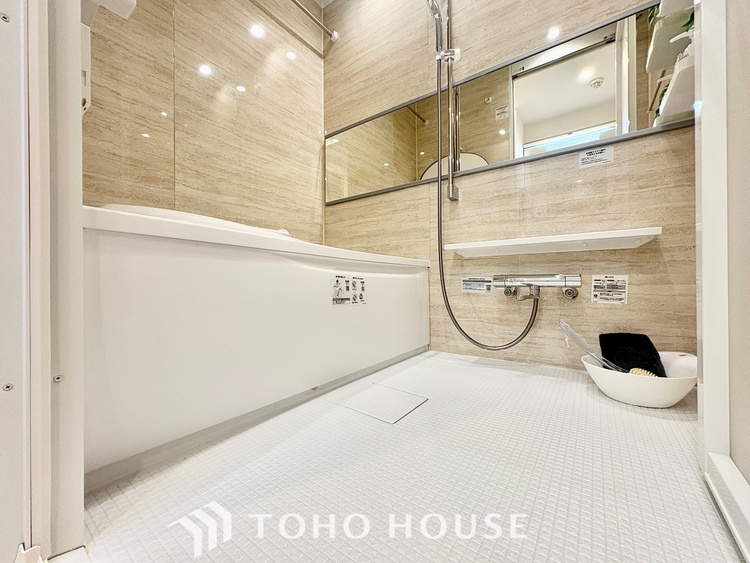 風呂 【Bathroom】『一日の疲れを落としてくれる場所は、一番落ち着く場所でなければならない』高級感溢れるカラーと大きさ・柔らかな曲線で構成された半身浴も楽しめるバスタブが心地よさをもたらします。