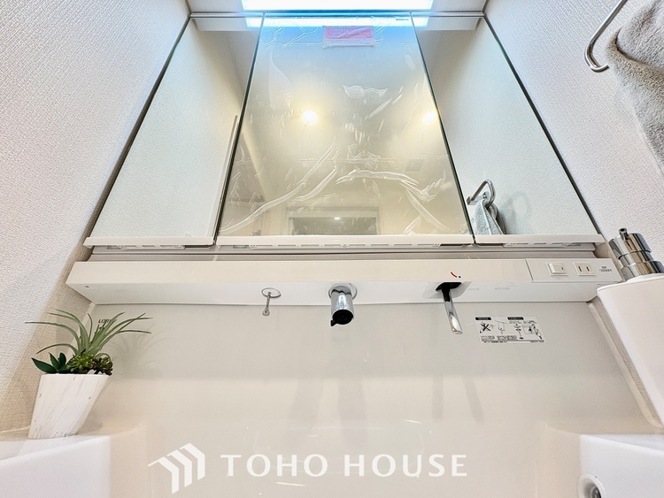洗面 【Wash basin】十分な大きさの洗面台は収納もさる事ながら、身だしなみチェックや歯磨きなど、朝の慌ただしい時間でもホテルライクなスペースで余裕とゆとりを感じて頂けます。