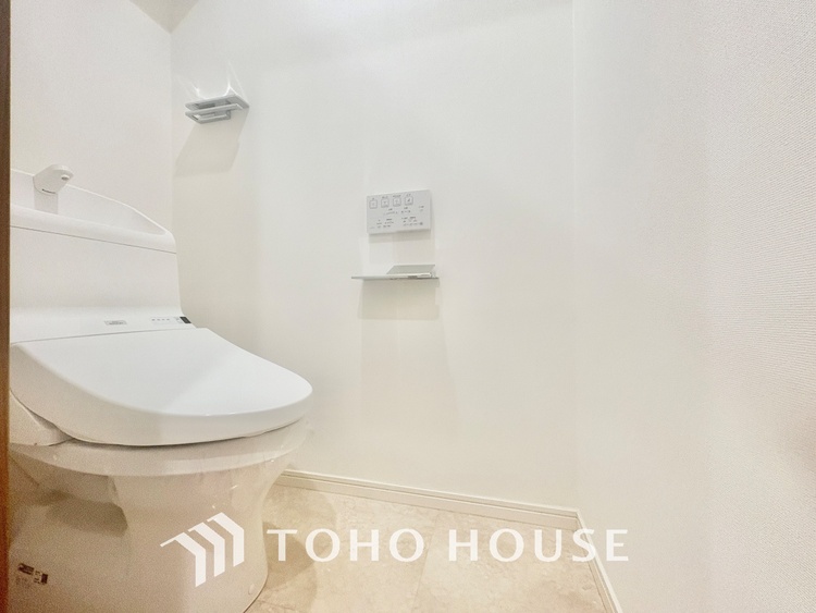 トイレ 【RESTROOM】ホワイト調のクロスと温もり溢れるモダンカラーの床材が見事に調和した本邸宅は、毎日の生活を少しでも快適に過ごして頂ける様に落ち着いた雰囲気作りから行っています。