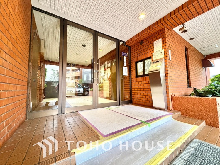 エントランス 【ENTRANCE】◆家族◆家で家族と過ごす時間は限られている。帰りを待つ家族の元へと急ぐときの弾む思い。そんな思いを引き立てる邸宅。