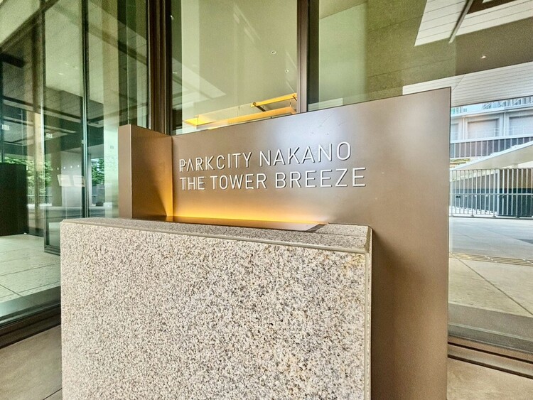 その他 スタイリッシュなエンブレム。お洒落なマンションは入り口から。