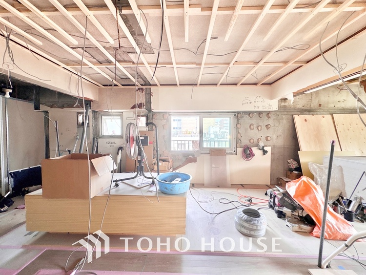 内装 【改装中】「想像していた以上に広い」が写真を撮っているときの感想です。家事動線に配慮したプランによりご家族がくつろげる明るく広い空間が確保できました。
