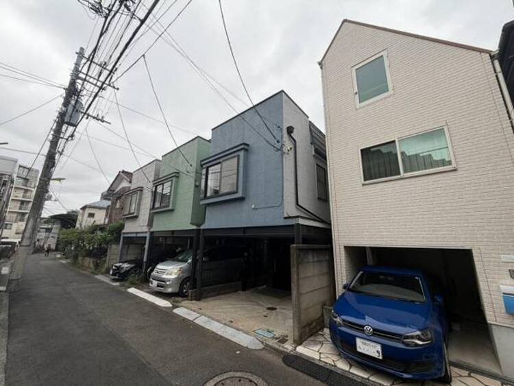 外観 お住まいの前を通るのはご近所さんだけの閑静な私道です。静かな住環境を叶えられます。