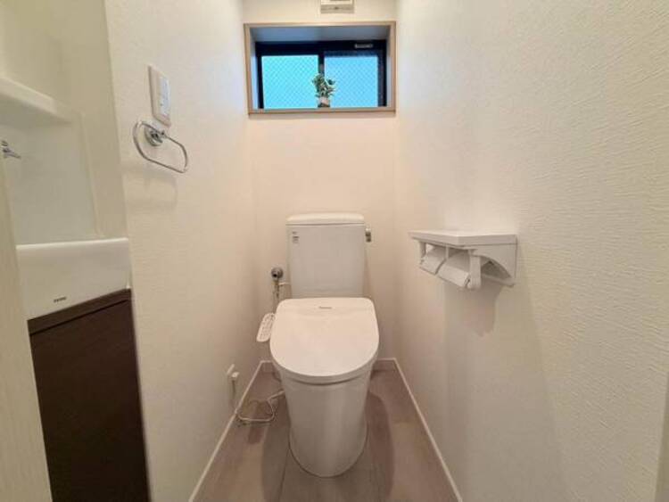 トイレ 換気と明るさに配慮した、清潔感のあふれるトイレです。落ち着いた空間で安らぎのひとときをお過ごしいただけます。