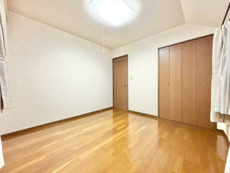 内装 過ぎ行く時間をゆったりと感じることができる落ち着いたお部屋。リビングで楽しく過ごした後はプライベートな時間を満喫できます。静かな環境でリラックスタイムをスタートさせてください。