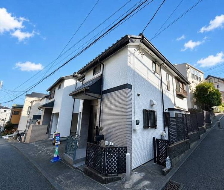 外観 駅から歩くこと15分で辿りつくことが出来る我が家。ゆとりの前面道路と敷地に加え、室内からこぼれる光が美しい外からの眺め。毎日の帰宅時に微笑みと安らぎを与えてくれます。