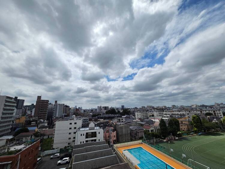 バルコニー 窓を開けると広がる青空。心をリフレッシュして日々を過ごしていきましょう。