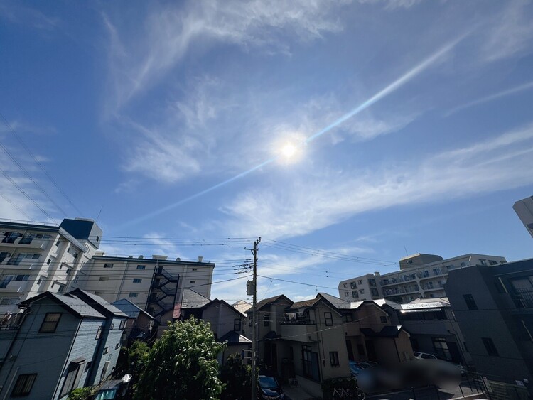バルコニー 窓を開けると広がる青空。心をリフレッシュして日々を過ごしていきましょう。