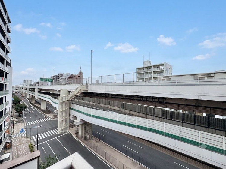 バルコニー 窓を開けると広がる青空。心をリフレッシュして日々を過ごしていきましょう。