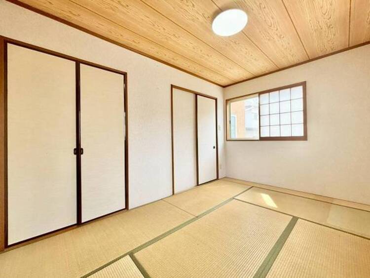 内装 一日の疲れをいやしてくれる空間。時を忘れて過ごす場所として過ごせるお部屋です。窓からたっぷりと陽光が注がれる明るい空間は家族の成長に対応できる永住仕様の間取り。
