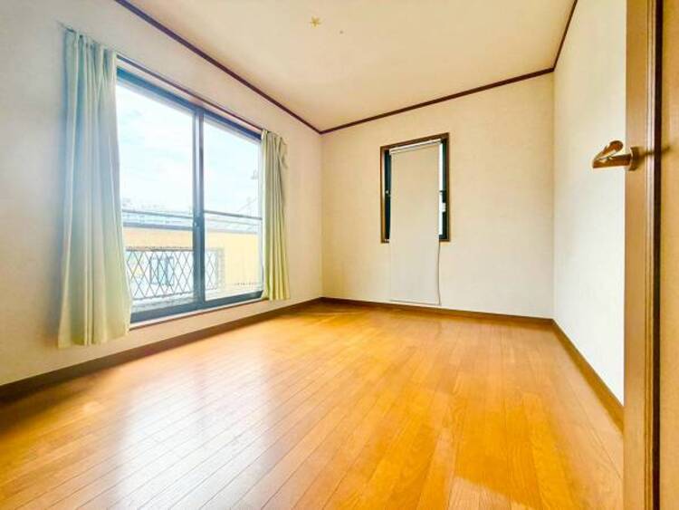 内装 一日の疲れを取る主寝室は大型のベッドも配置が可能です。窓から注がれる光で家族とのコミュニケーションも明るくなりそうです。