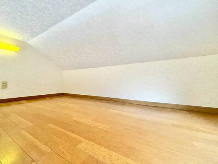 内装 広々した小屋裏収納は、大きな物の収納にはもちろん、お子様の遊び場、趣味のお部屋など、多目的にお使いいただける便利な空間です。用途に合わせてお使い頂けます。