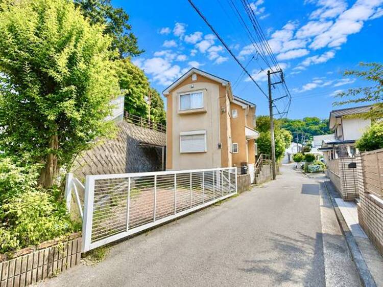 外観 前面道路は車通りの少ない道です。小さなお子様も安心してお過ごしいただけます。