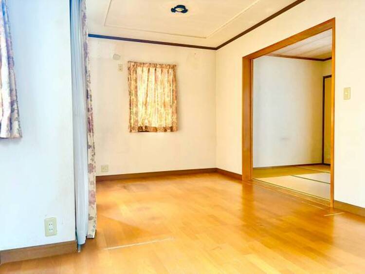 居間 リビングとつながるお部屋は、お友達が遊びに来た時にも使えますし、ちょっと疲れた時にお昼寝できるのも嬉しいですね。