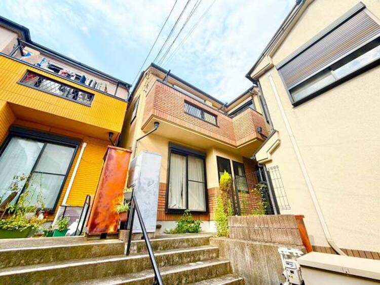 外観 爽やかな青空の下に贅沢なほどに降り注ぐ陽光、豊かな居住性と、クオリティが見事に調和した住空間は、住まうことの喜びを感じさせてくれます。