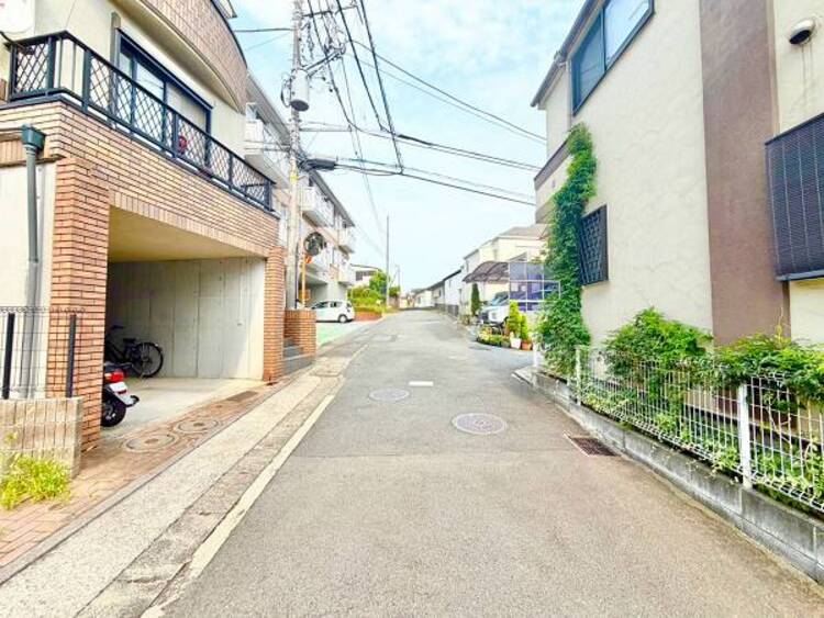 外観 前面道路は落ち着いた交通量で、穏やかな住環境が魅力です。