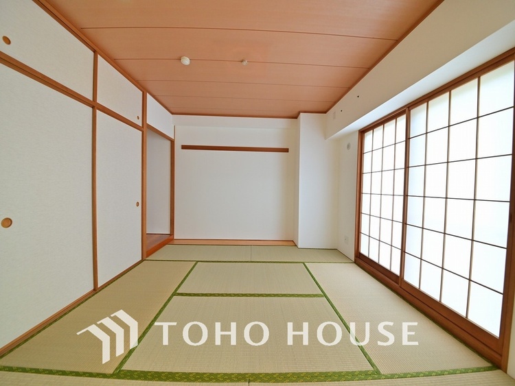 内装 リビング横の和室はお食事後や入浴後のくつろぐ空間に