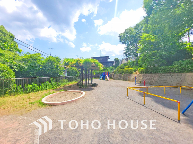 周辺 鴨居公園　距離800ｍ