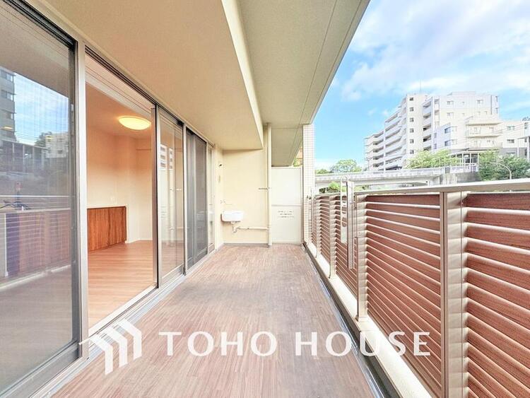 バルコニー 日当たりの良いバルコニーで晴れの日の洗濯物も楽しみになりますね