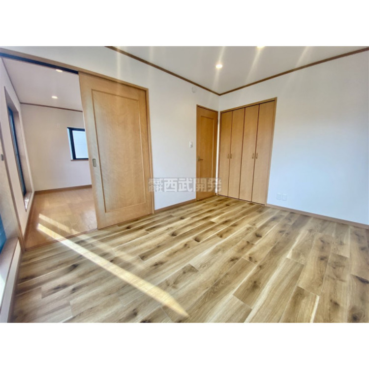 内装 洋室は日当り・通風ともに良好です。明るい部屋はそれだけで気分が晴れやかになりますね。