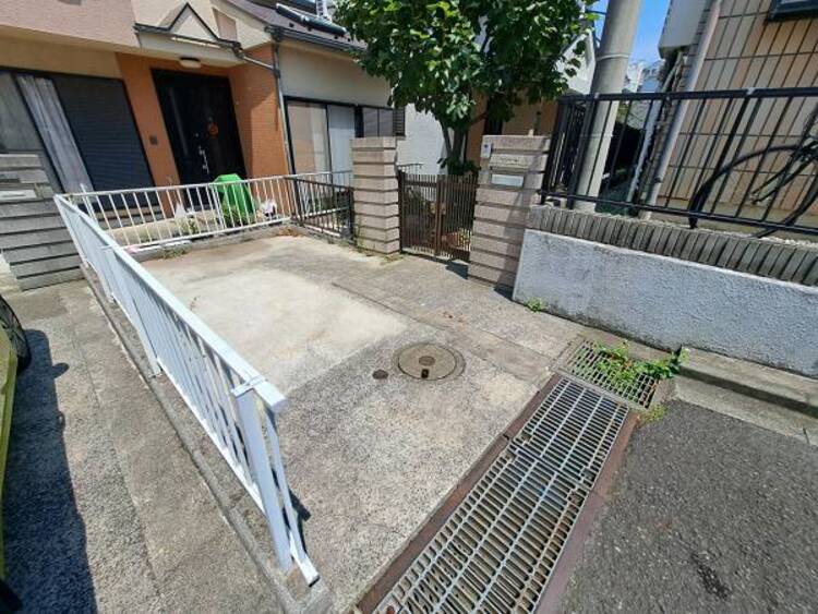 外観 現地の状態をご覧いただくことで、隣接した環境をしっかりとご確認いただけます（2026年7月撮影）