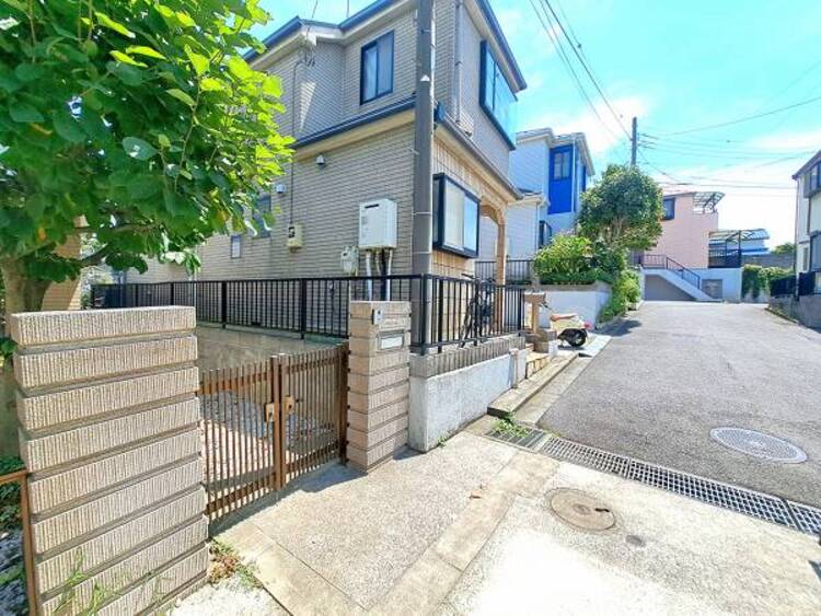 外観 前面道路です。毎日のお車の出し入れもストレスなく行えます。（2026年7月撮影）