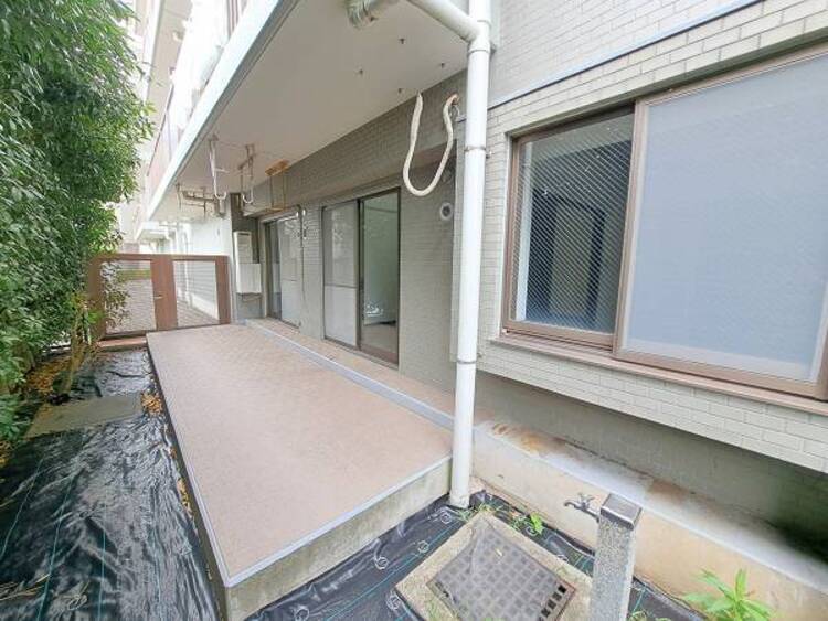 バルコニー ２部屋またぐ広さの風通しのよいバルコニー。お洗濯物も乾かしやすいですね。専用庭では水栓もありガーデニングやお子様の遊び場として使用可能です。