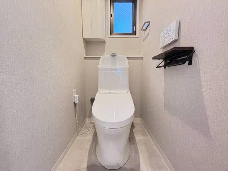 トイレ ウォシュレット付きのトイレ。落ち着いた空間で安らぎのひとときをお過ごしいただけます。