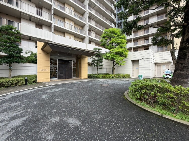 その他 上質感漂う玄関アプローチです。