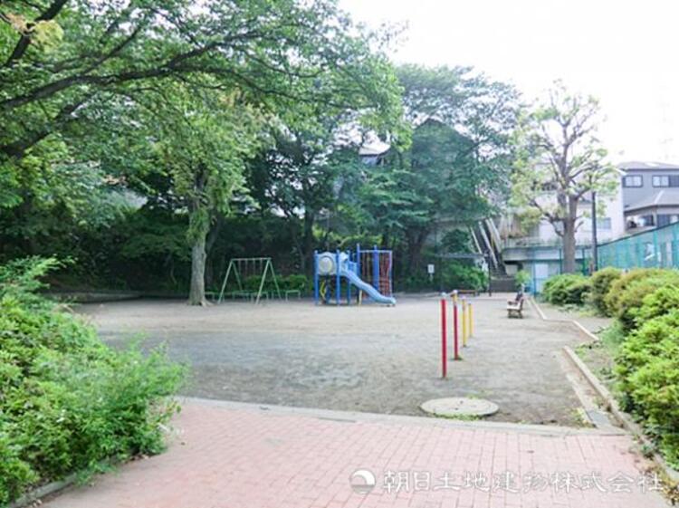 周辺 【四季美台第一公園】50ｍ　住宅街の中にある見通しの良い公園で、遊具や広場があり子どもがのびのび遊べる環境。地域の憩いの場として親しまれ、散歩や外遊びに心地よい公園です。
