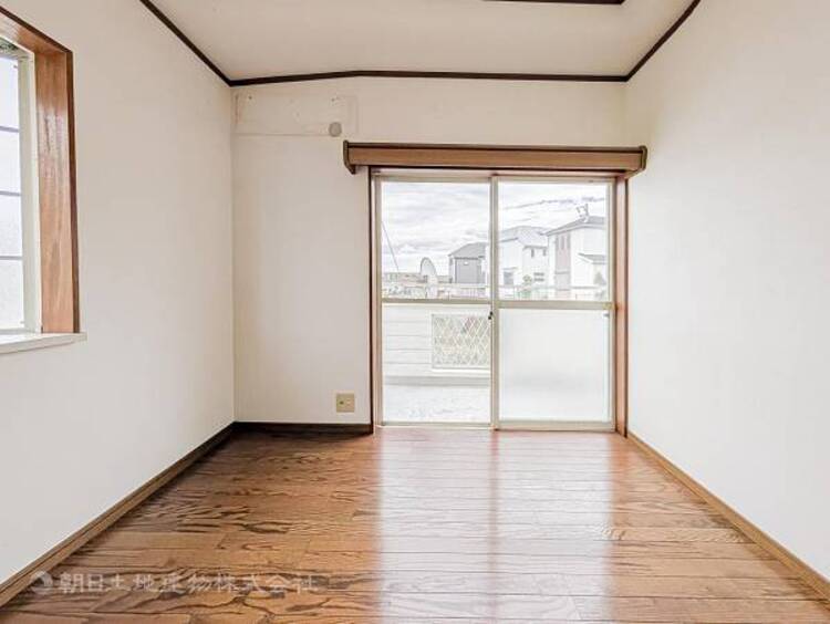 内装 穏やかな寛ぎあじわえるお部屋では有意義な時間がつくれます！！大きな窓からと陽光が注がれる明るい空間！光もアクセントの一つとして。一人時間も充実したものにできるプライベートルームは日々を豊かにします！！