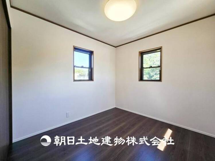 内装 【居室】大切なご家族、招いた友人と過ごす大切な時間を差し込む光が優しく包み込む空間。大切な人とともに、心穏やかに過ごすひとときを味わってください。