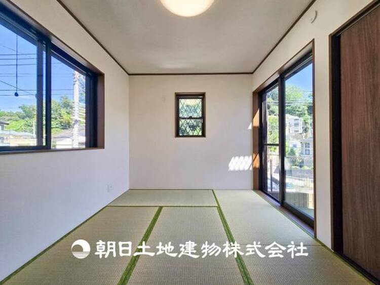 内装 【和室】和室があることで落ち着きと癒しの空間が生まれます。来客時の客室としても利用できますし、お子様のプレイルームやお昼寝にも良いお部屋です。