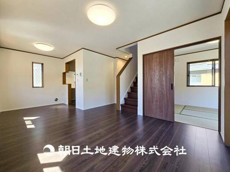 居間 【リビング】1日の中で最も長い時間を過ごすことになるリビングだからこそ、いつも笑顔があふれる空間であるように。広々とした空間から幸せな未来を。