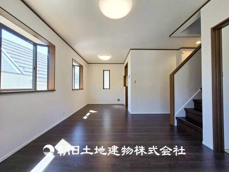 居間 【リビング】リビングにはみんなが集い、食事や楽しい会話が始まる。話に夢中になりすぎて、ついつい時を忘れてしまう。そんな束の間の幸せを感じさせてくれる場所。お子様の勉強スペースとしても活用できます。