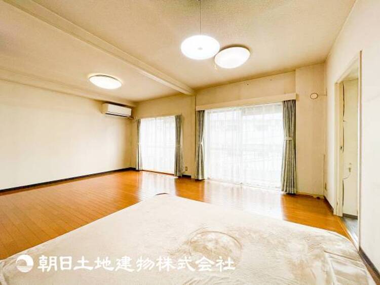 居間 【リビング】大切なご家族、招いた友人と過ごすひと時を溢れる光が優しく包み込む空間。