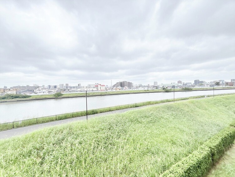 バルコニー 窓を開けると広がる青空。心をリフレッシュして日々を過ごしていきましょう。