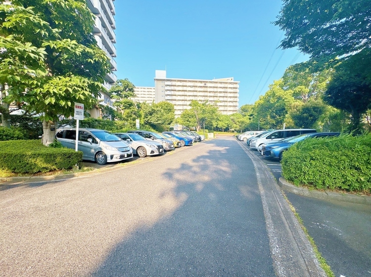 駐車場 本物件の駐車スペースです。車種制限のある場合もございますので、お気軽にお問い合わせくださいませ。