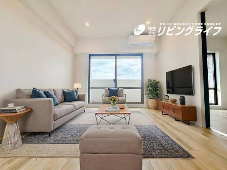 居間 (配置してある家具はCGによるイメージです。)落ち着いた色合いの内装で、居心地の良い空間を演出。