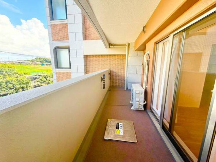 バルコニー 風の通り道。舞い込んでくる風が優しく躍り、室内に爽やかな空気を運んでくる。そこに季節の息吹を感じて、いまがどんな季節なのかを実感する。