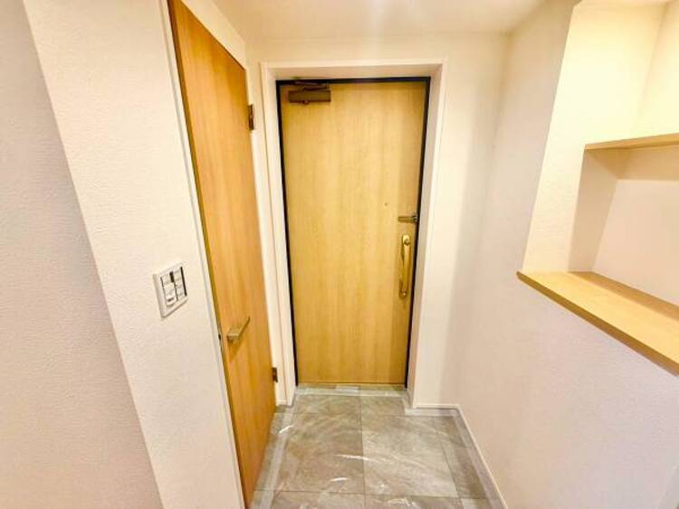 その他 上質感漂う玄関と廊下。居住者の帰り、訪れる方を優しく迎える・安らぎに満ちた生活空間を予感させる。健やかな暮らしを楽しめそう 。